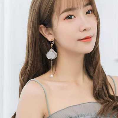 长款耳饰适合扎什么头发,带长耳环要扎什么发型好看