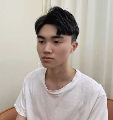 人瘦剪什么发型好看男（人瘦剪什么发型好看男士）