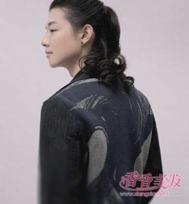 过肩长发怎么扎好看（男生过肩长发怎么留）
