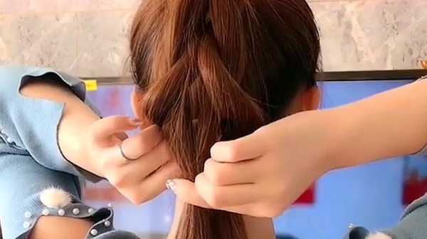 普通的马尾怎么扎视频