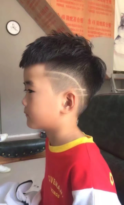 小男孩理什么发型好看（八岁男孩发型简单又好看）