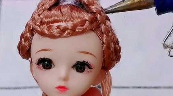 怎么给芭比娃娃头发（怎样给芭比娃娃扎头发好看）