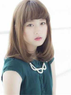 35岁剪什么发型显年轻（中年身材矮小女人什么发型好看35岁矮个女）