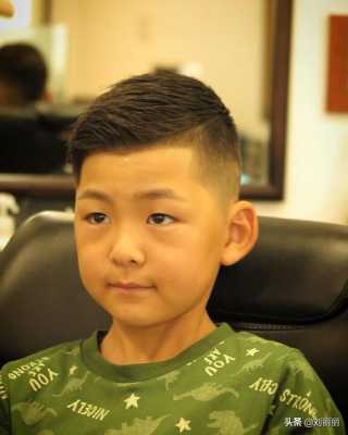 小学生什么发型好看男（形容小孩头发的成语）