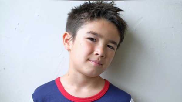 小学生适合什么发型男（小学生适合什么发型男）