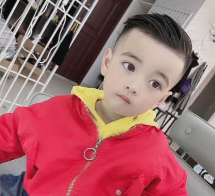 小学生适合什么发型男（小学生适合什么发型男）