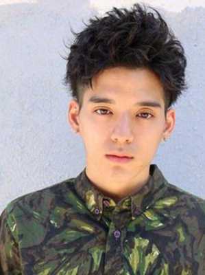 瓜子脸适合什么头型男（瓜子脸适合什么头型男生）