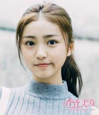 梳什么样的头发最好看（女生问披着头发和扎起来哪个好看怎么回复）