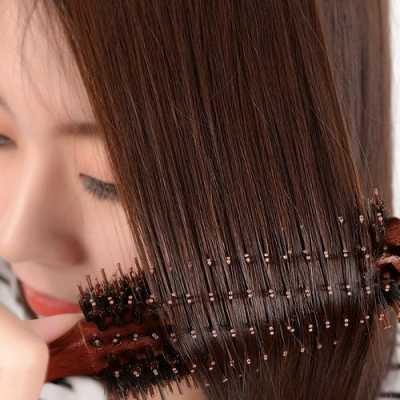 怎么用卷发梳子卷内扣（怎么用吹风机把头发吹出内扣）
