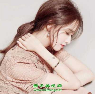 女生低马尾怎么扎好看（两个低马尾怎么扎好看）