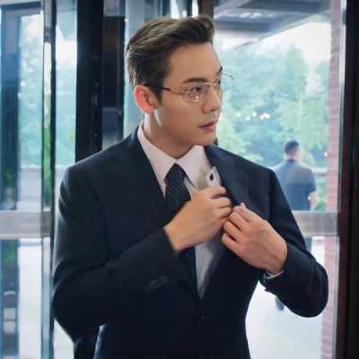 背头配什么眼镜框好看（背头配什么眼镜框好看）