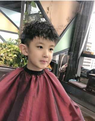 小男孩剪什么头发好看（小男孩剪什么头发好看图片）