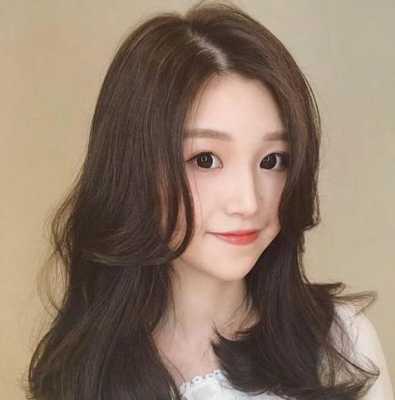 胖一点的人留什么发型（脸型比较胖的人适合什么发型?可以烫发吗）