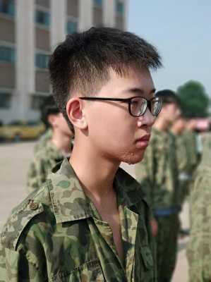 军训男生长发怎么处理,军训长发发型怎么弄好看