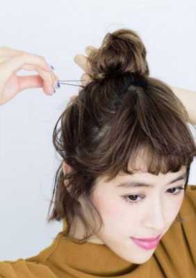 短发蓬松丸子头怎么扎（短发卷发半丸子头怎么扎）