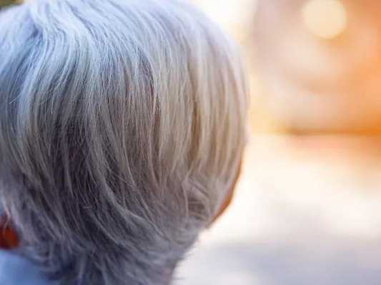 女生给男生摘白头发，能说明一点意思吗？求些真诚的答案,男生为什么会长白头发?