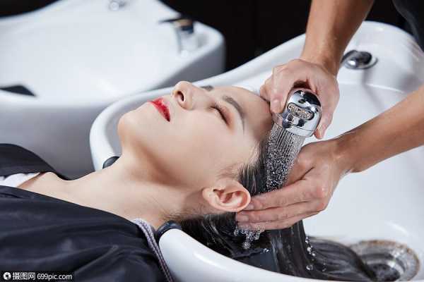 理发店怎么保养头发（理发店怎么保养头发可以顺滑）