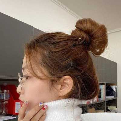 头发少丸子头怎么扎（头发少丸子头怎么扎简单好看 蓬松）