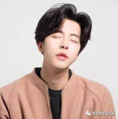 男生短发中分怎么弄（男生短发中分怎么弄才好看）