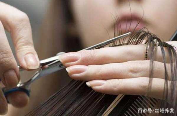 你梳头用的那面镜子呢?照样子写句子,梳头使用什么梳子