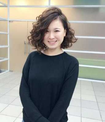 流行的沙宣短中发烫发发型,最近流行什么烫发女