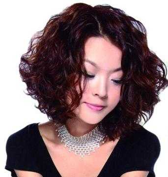 流行的沙宣短中发烫发发型,最近流行什么烫发女