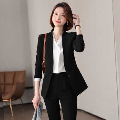 西服怎么搭配好看图片（西服怎么搭配好看图片女）