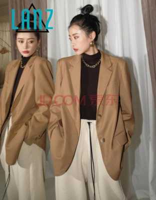 西服怎么搭配好看图片（西服怎么搭配好看图片女）