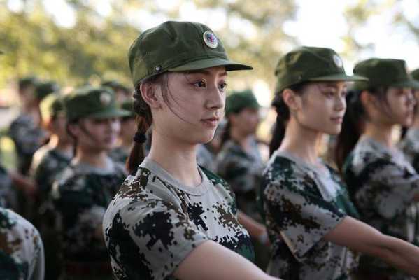 齐刘海怎么带军训帽（齐刘海怎么带军训帽子）