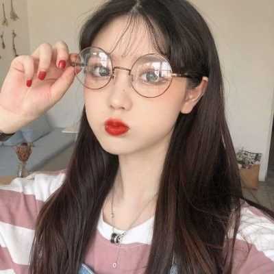 戴眼镜女生怎么才漂亮（为什么一个女生带眼镜才好看）