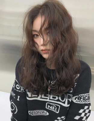 今年烫什么头发好看（什么样的头发适合烫发）