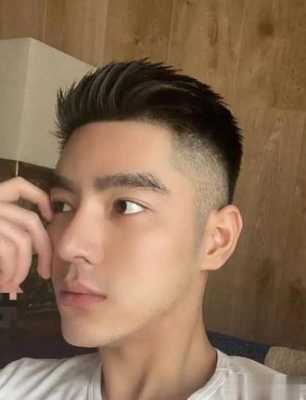 脸圆男生烫什么头发（脸圆男生烫什么头发好看图片）