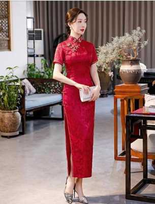 中年穿旗袍配什么发型（中年穿旗袍配什么发型好看）