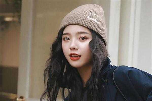 散头发怎么戴帽子,散着头发怎么戴帽子好看