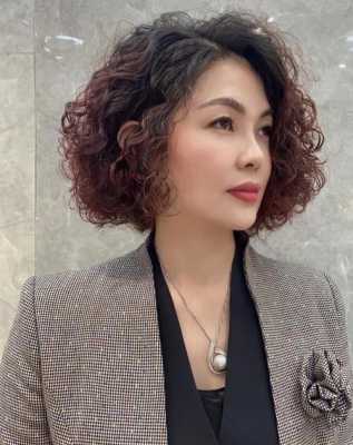 50岁大脸庞女人适合梳哪种发型好看,50岁什么发型最好看圆脸