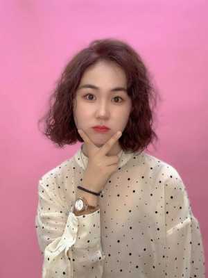 短发卷发什么发型好看（女生短发烫发发型推荐）