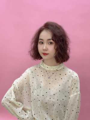 短发卷发什么发型好看（女生短发烫发发型推荐）