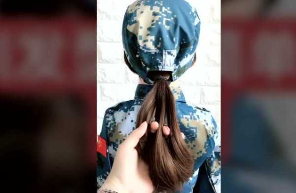 军训带帽子怎么梳头发（穿军训服怎么扎头发）