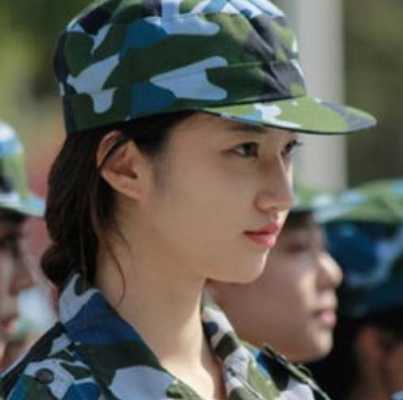 军训带帽子怎么梳头发（穿军训服怎么扎头发）