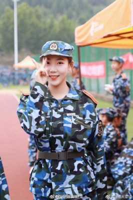 军训带帽子怎么梳头发（穿军训服怎么扎头发）