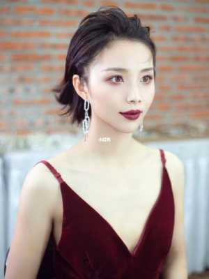 短发穿什么晚礼服好看（穿礼服短发怎么扎）