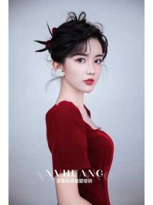短发穿什么晚礼服好看（穿礼服短发怎么扎）