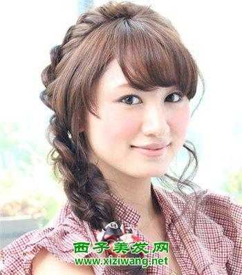 中长发女生扎什么发型（中长发怎么扎麻花辫）