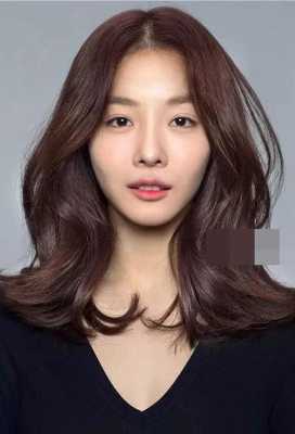 脸型上宽下窄适合什么发型（脸型上宽下窄适合什么发型女）