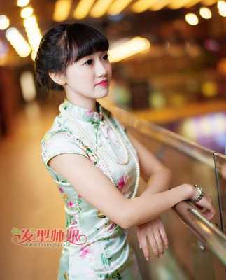 齐刘海怎么绑头发好看（穿旗袍齐刘海发型怎么扎）