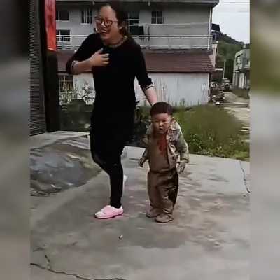 脸什么什么（妈妈的脸笑得像什么?把句子补充完整）