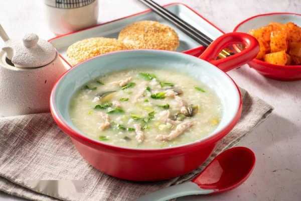 什么中分（什么中分泌的唾液能初步消化食物中的淀粉）