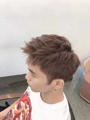 男生什么发色（男生什么发色显皮肤白）