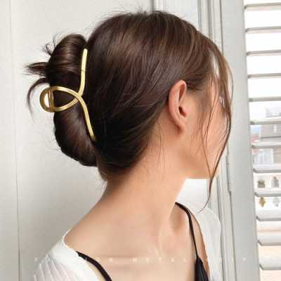夏天戴帽子怎么扎头发（发卡侧边夹头发一字夹戴法）