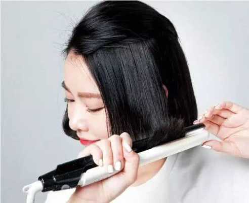 怎么用夹板做短发卷发（中短发怎么自己用夹板弄好看）
